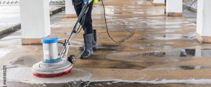 Pulizia professionale dei pavimenti esterni in gres